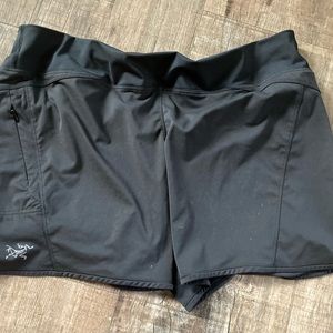 Arc’teryx women’s Ossa shorts size large.